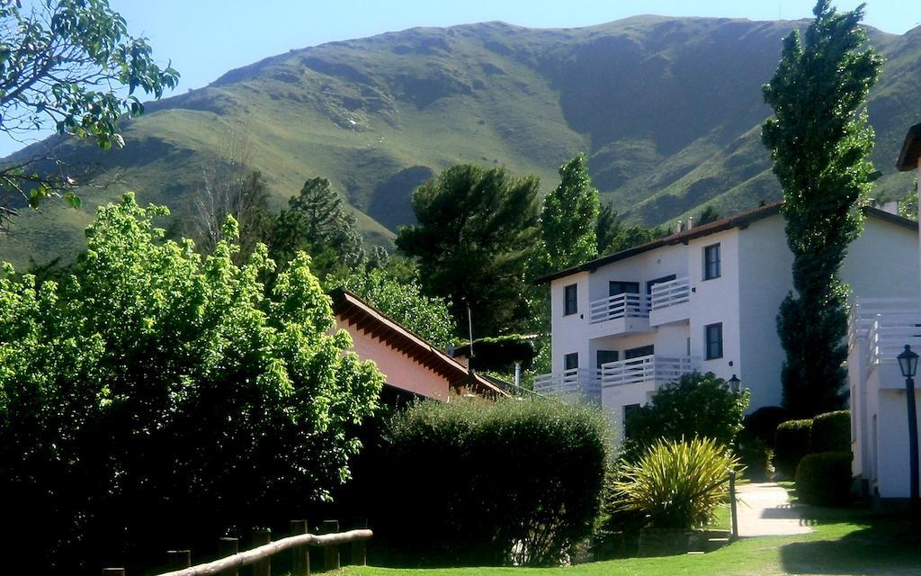 Las Ardillas Cabanas Y Suites La Falda Esterno foto